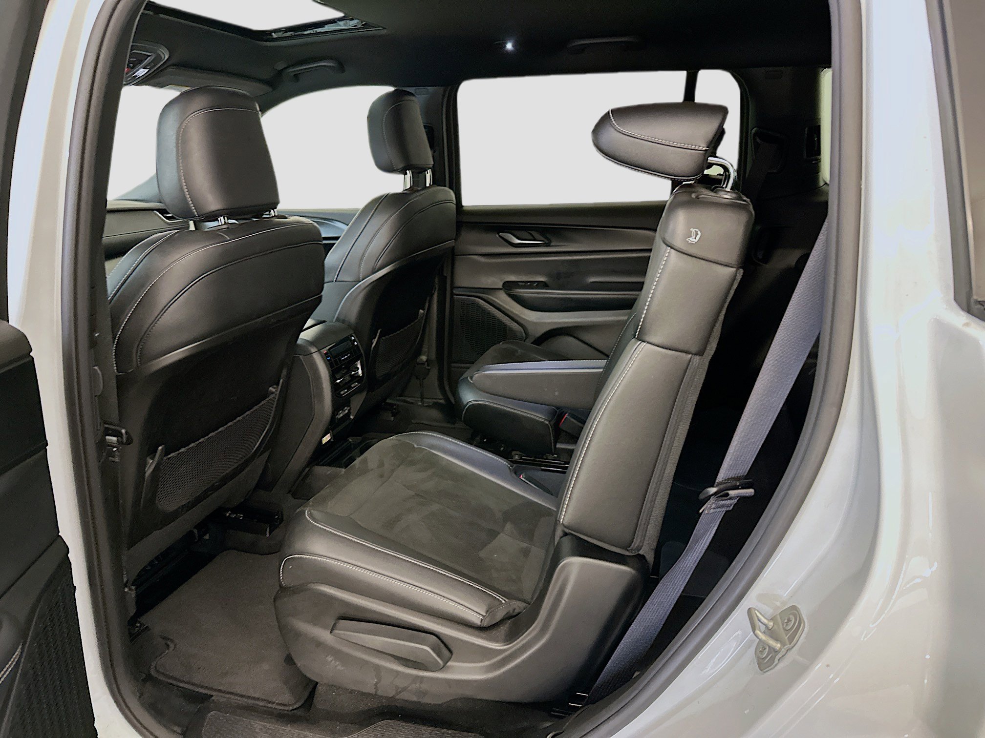 Used 2023 Jeep Grand Cherokee L Laredo image 29