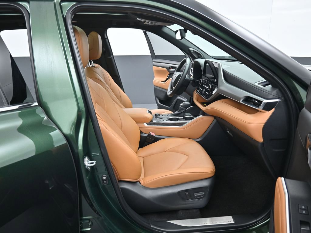 Certified 2025 Toyota Highlander Platinum image 40