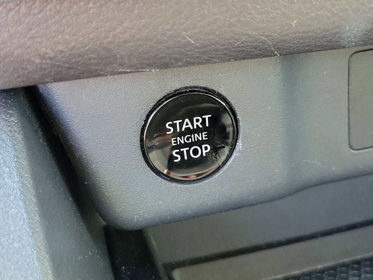 Used 2025 Nissan Rogue SV AWD/4WD image 30