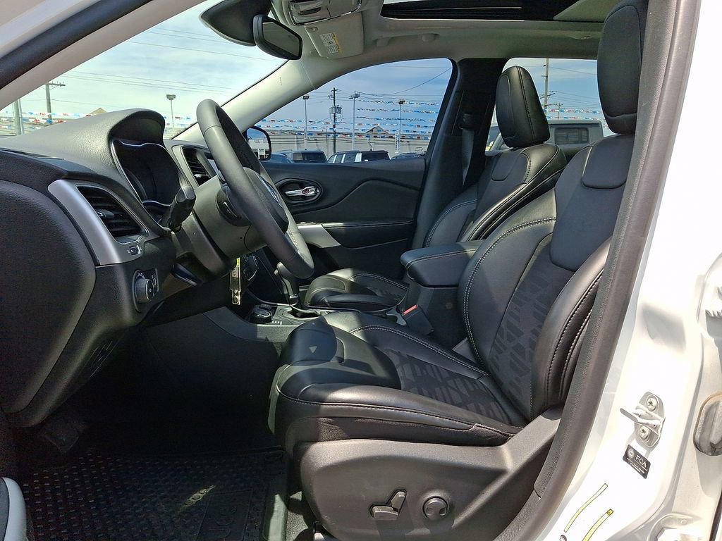 Used 2022 Jeep Cherokee Latitude w/ Sun & Sound Group AWD/4WD image 14