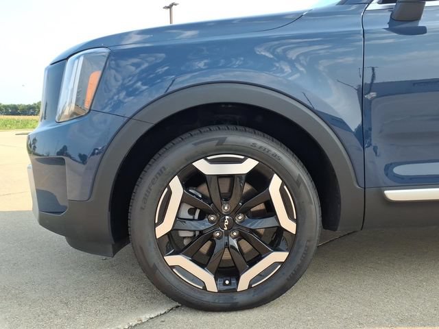 Used 2024 Kia Telluride EX w/ EX Captain's Chair Package FWD image 4