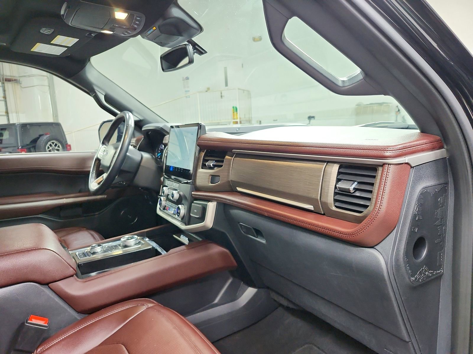 Used 2024 Ford Expedition Limited image 39