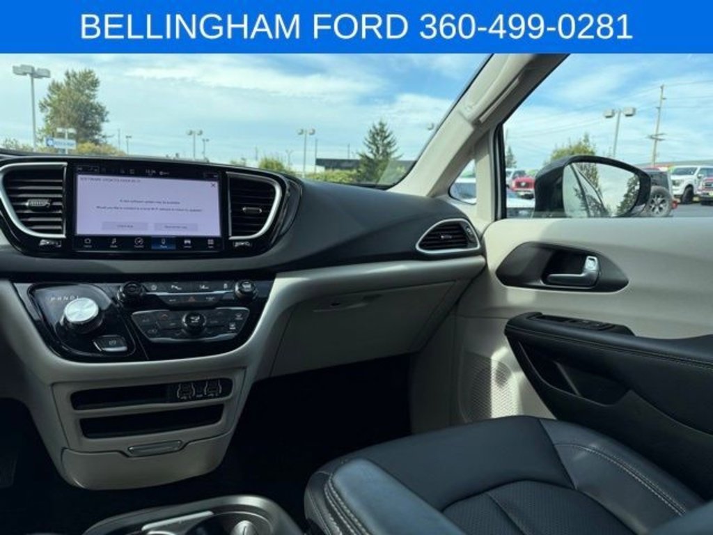 Used 2024 Chrysler Pacifica Touring-L image 28