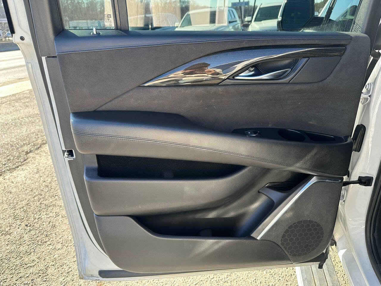 Used 2018 Cadillac Escalade ESV Platinum image 16