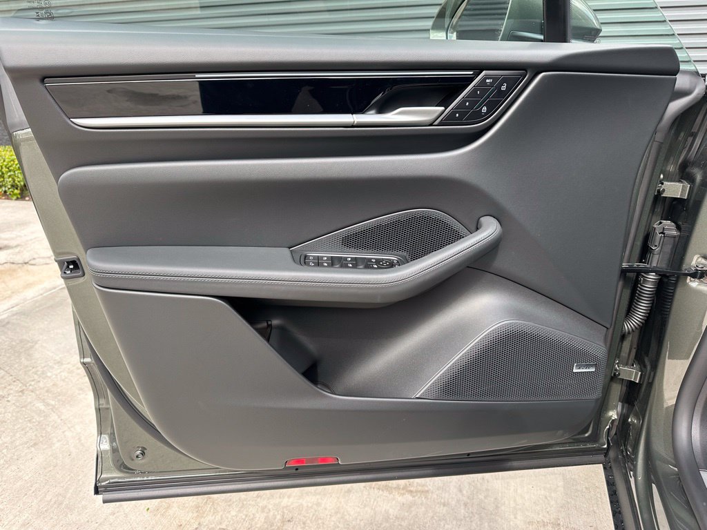Used 2026 Porsche Macan Electric RWD image 19