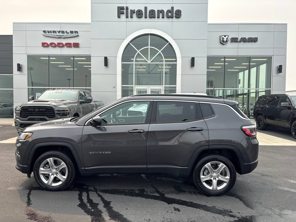 Used 2024 Jeep Compass Latitude AWD/4WD image 2