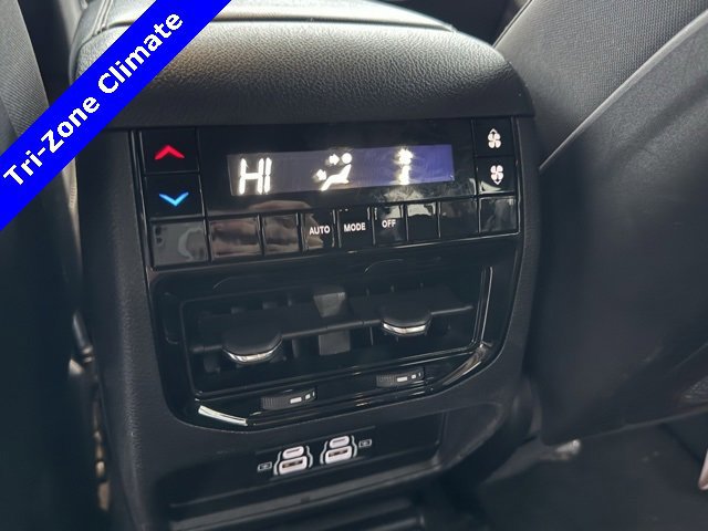 Used 2023 Jeep Grand Cherokee L Laredo image 4