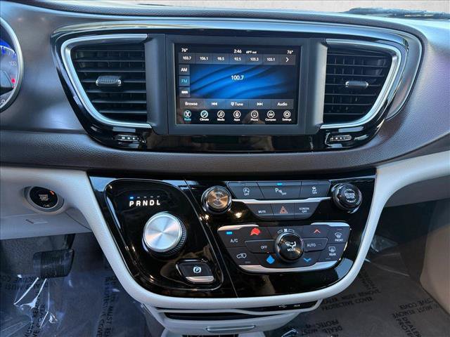 Used 2018 Chrysler Pacifica Touring Plus w/ Tire & Wheel Group FWD image 15