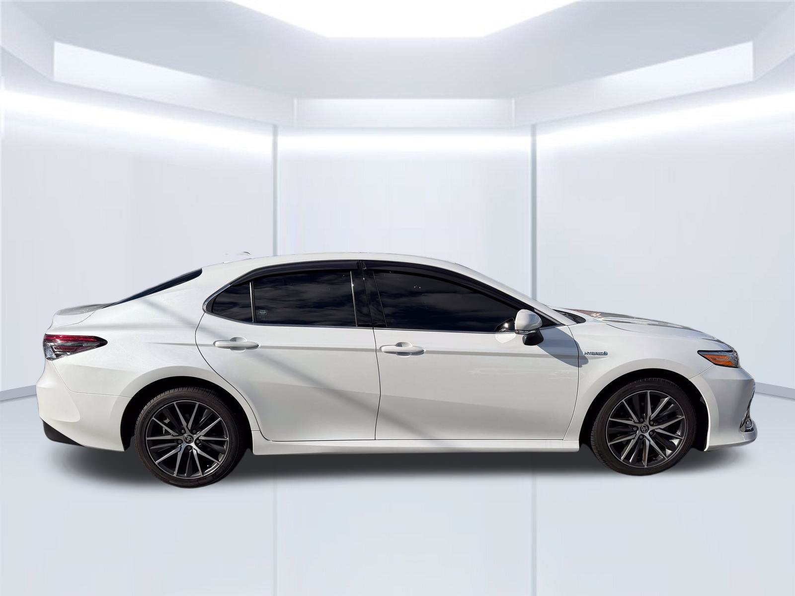 Used 2021 Toyota Camry XLE w/ Navigation Upgrade Package FWD image 4
