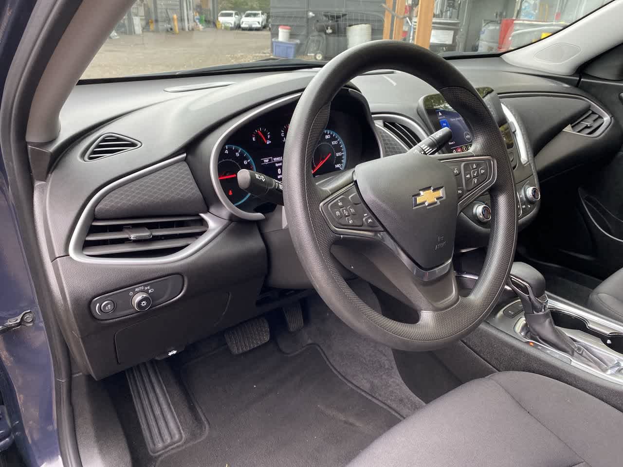 Used 2025 Chevrolet Malibu LT FWD image 2