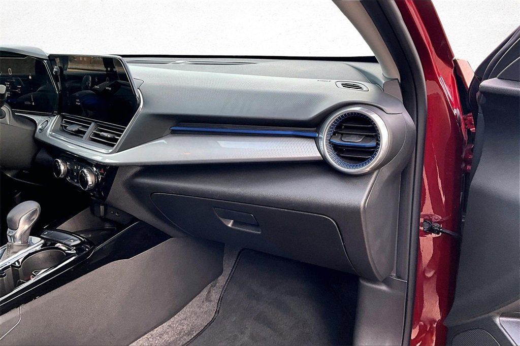 Used 2024 Chevrolet Trax LT w/ Sunroof Package image 26