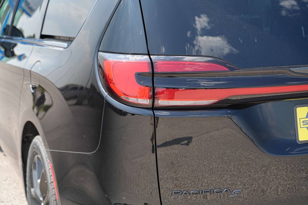 Used 2025 Chrysler Pacifica Limited FWD image 9