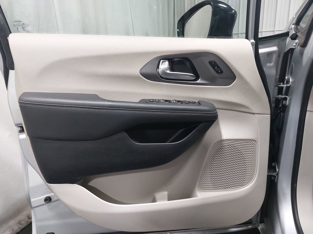 Used 2024 Chrysler Pacifica Touring-L image 29