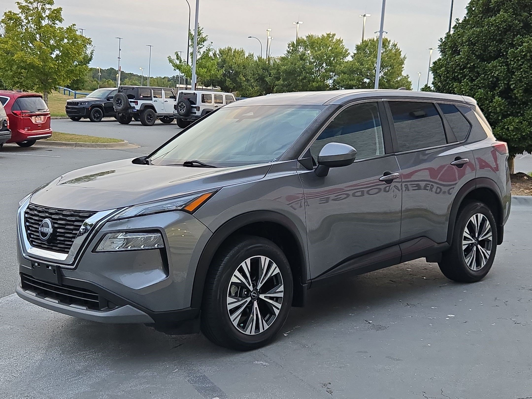 Used 2023 Nissan Rogue SV FWD image 3