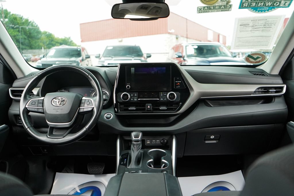 Used 2023 Toyota Highlander LE AWD/4WD image 9