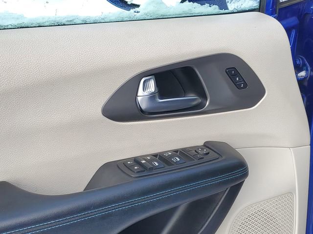 Used 2021 Chrysler Pacifica Touring-L FWD image 22