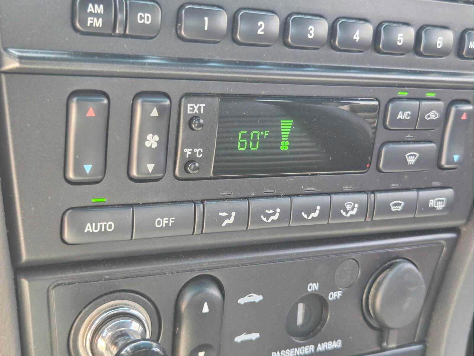 Used 2002 Ford Thunderbird Deluxe image 24