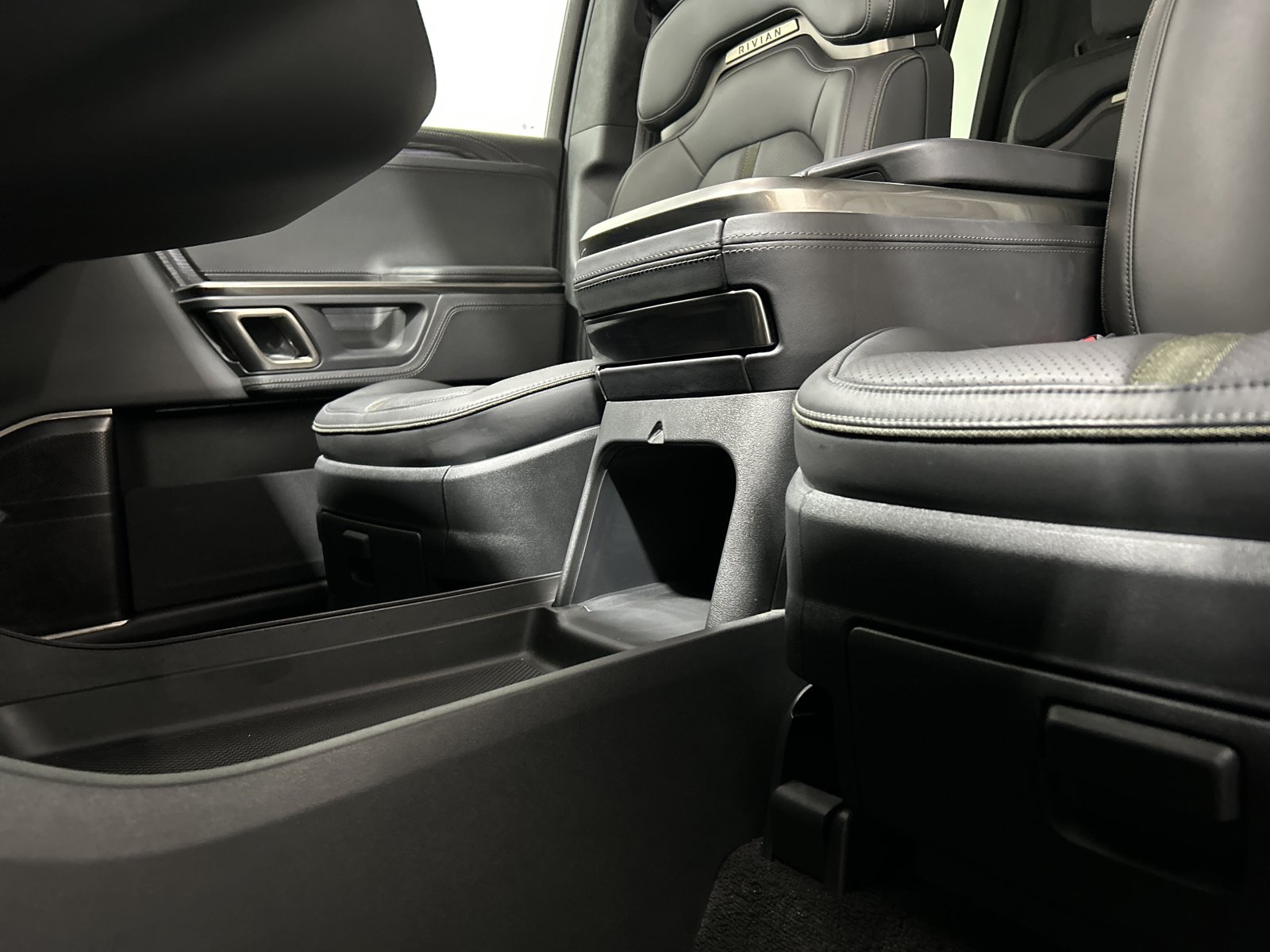 Used 2023 Rivian R1S Adventure AWD/4WD image 33