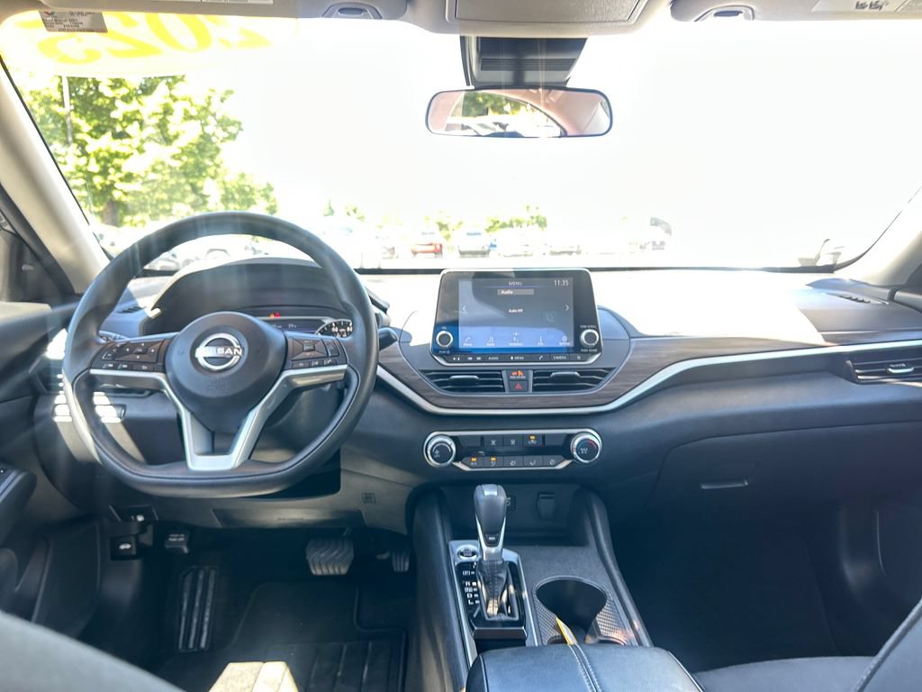 Used 2025 Nissan Altima 2.5 SV FWD image 11