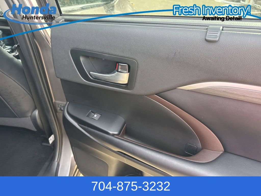Used 2019 Toyota Highlander Limited image 14