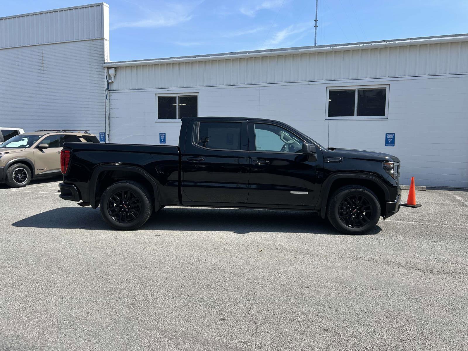 Used 2022 GMC Sierra 1500 Elevation image 2
