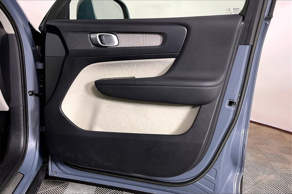 Used 2023 Volvo XC40 B4 Plus w/ Driver Assist Package image 23