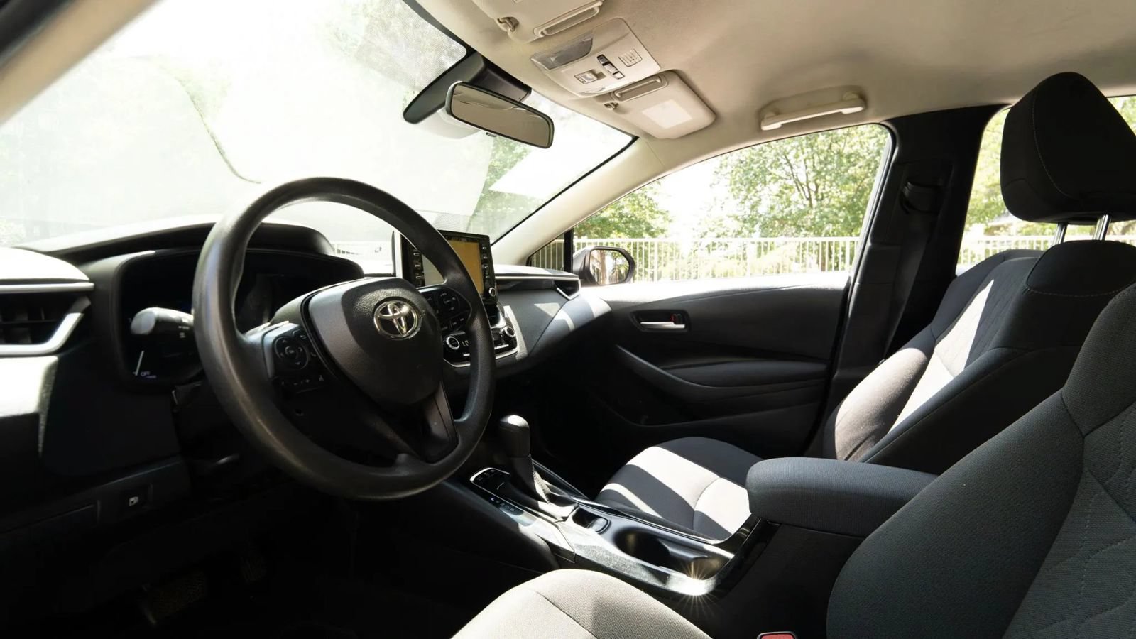 Used 2021 Toyota Corolla LE FWD image 25