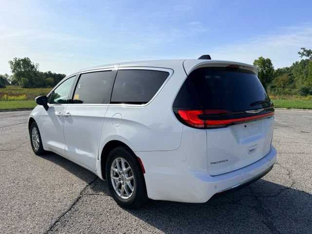 Used 2023 Chrysler Pacifica Touring-L FWD image 3