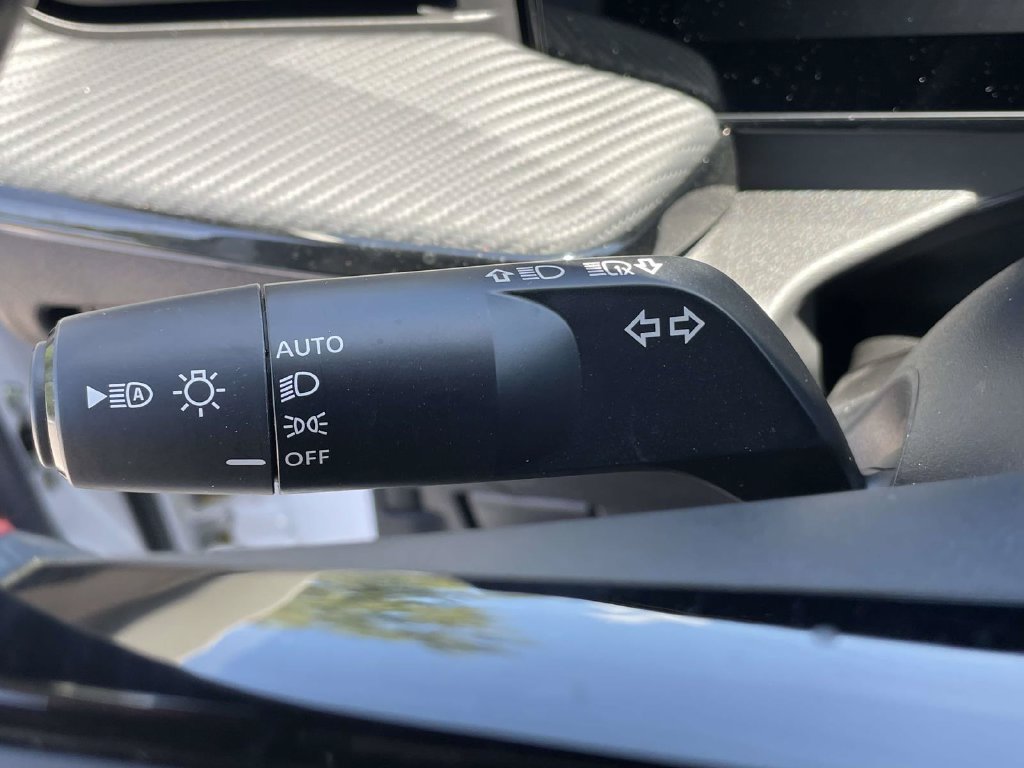 Used 2025 Nissan Kicks SR FWD image 29