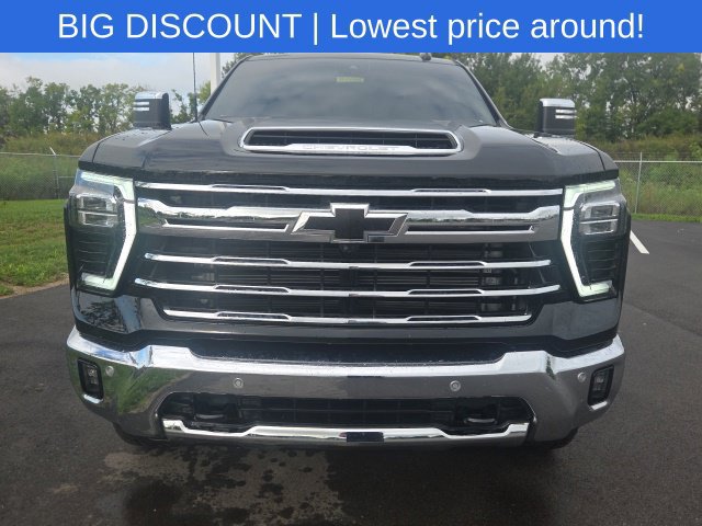 Used 2025 Chevrolet Silverado 2500 LTZ w/ LTZ Plus Package AWD/4WD image 3