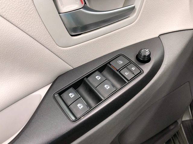 Used 2018 Toyota Sienna LE AWD/4WD image 13