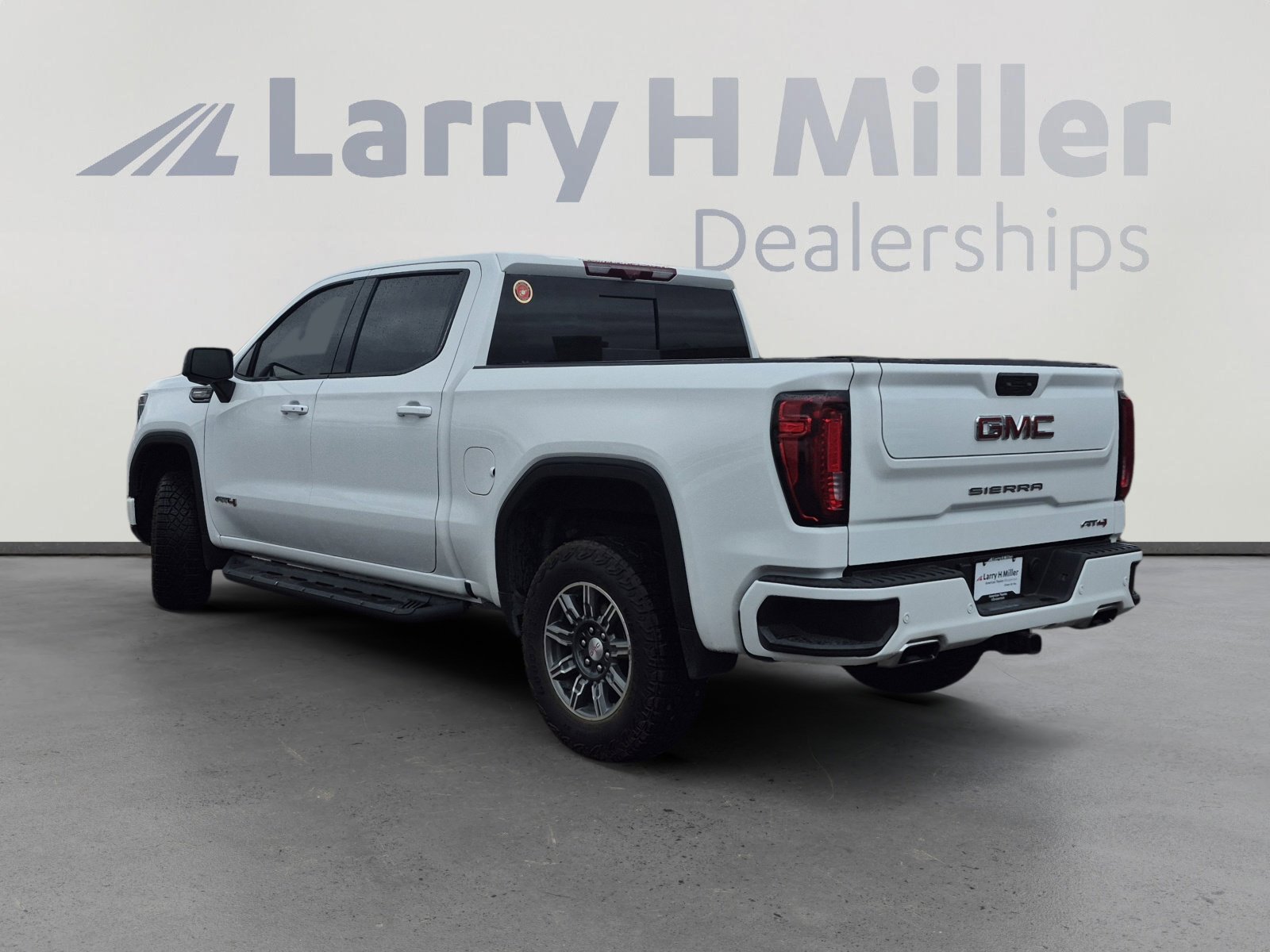Used 2024 GMC Sierra 1500 AT4 w/ Technology Package image 3