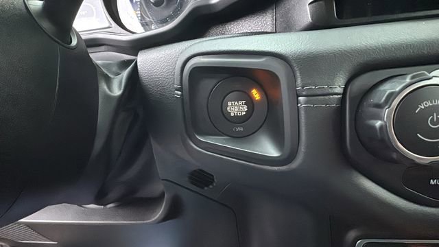 Used 2025 Jeep Wrangler Unlimited Sahara image 16