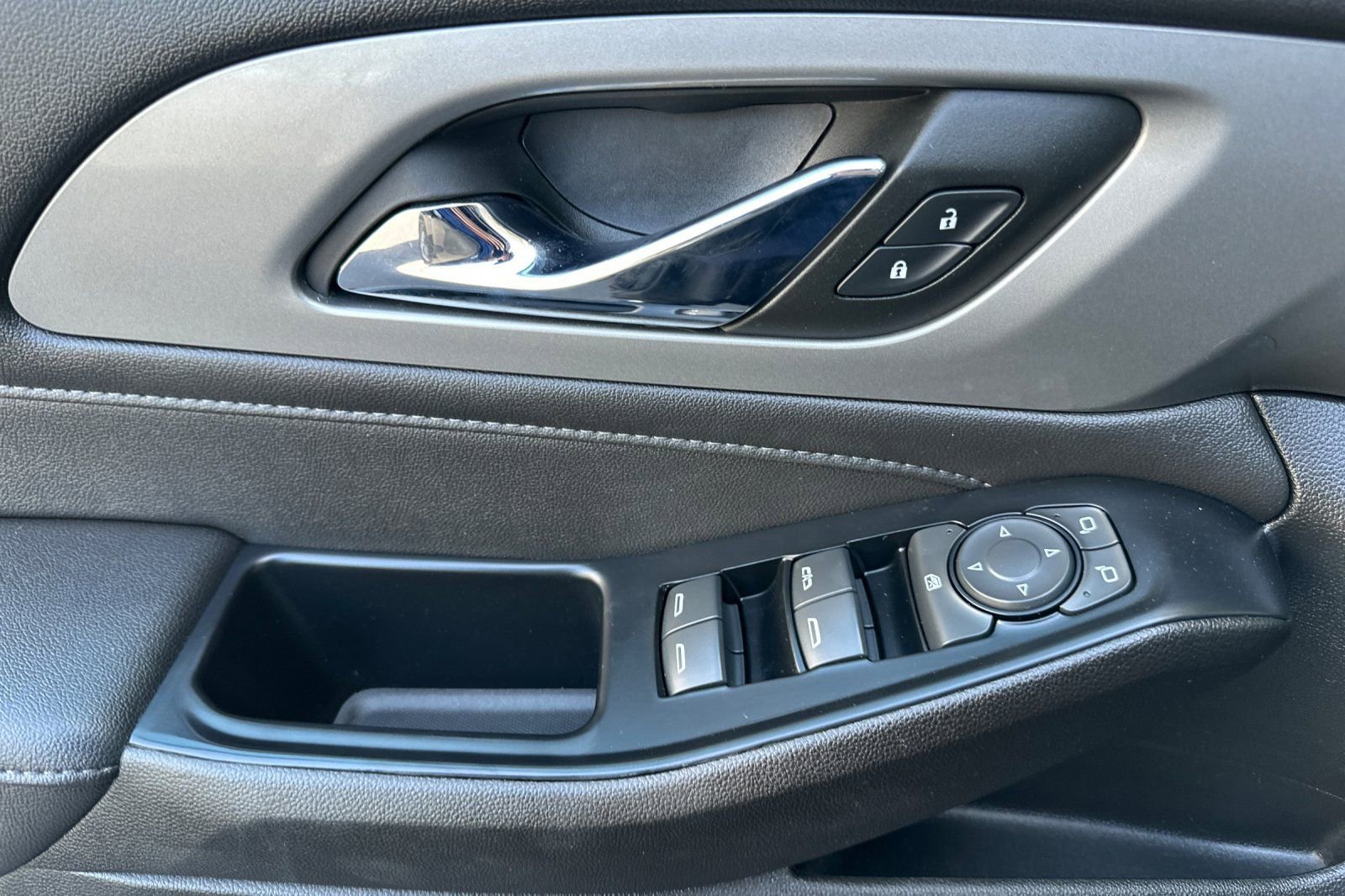 Used 2023 Chevrolet Traverse LT image 11