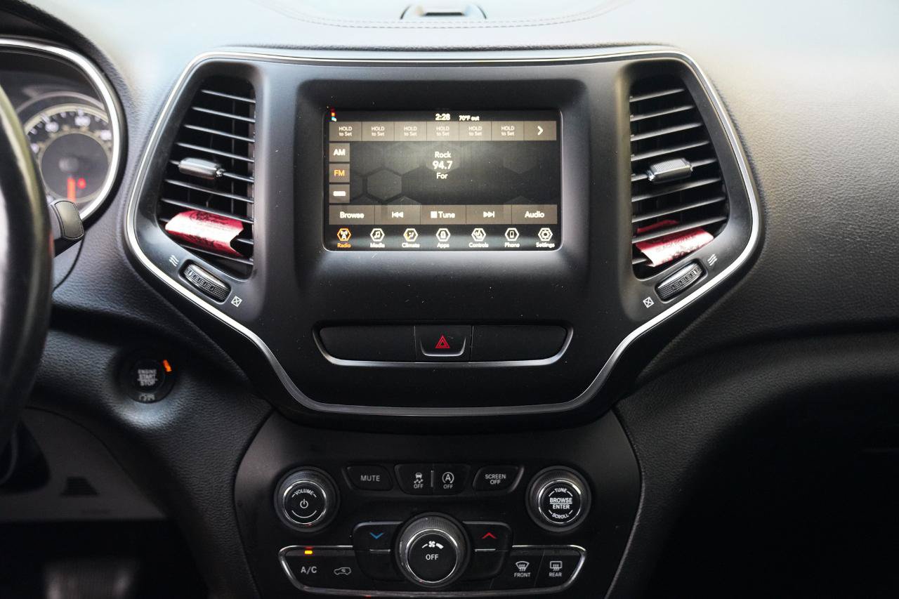 Used 2019 Jeep Cherokee Latitude Plus w/ Cold Weather Group AWD/4WD image 32