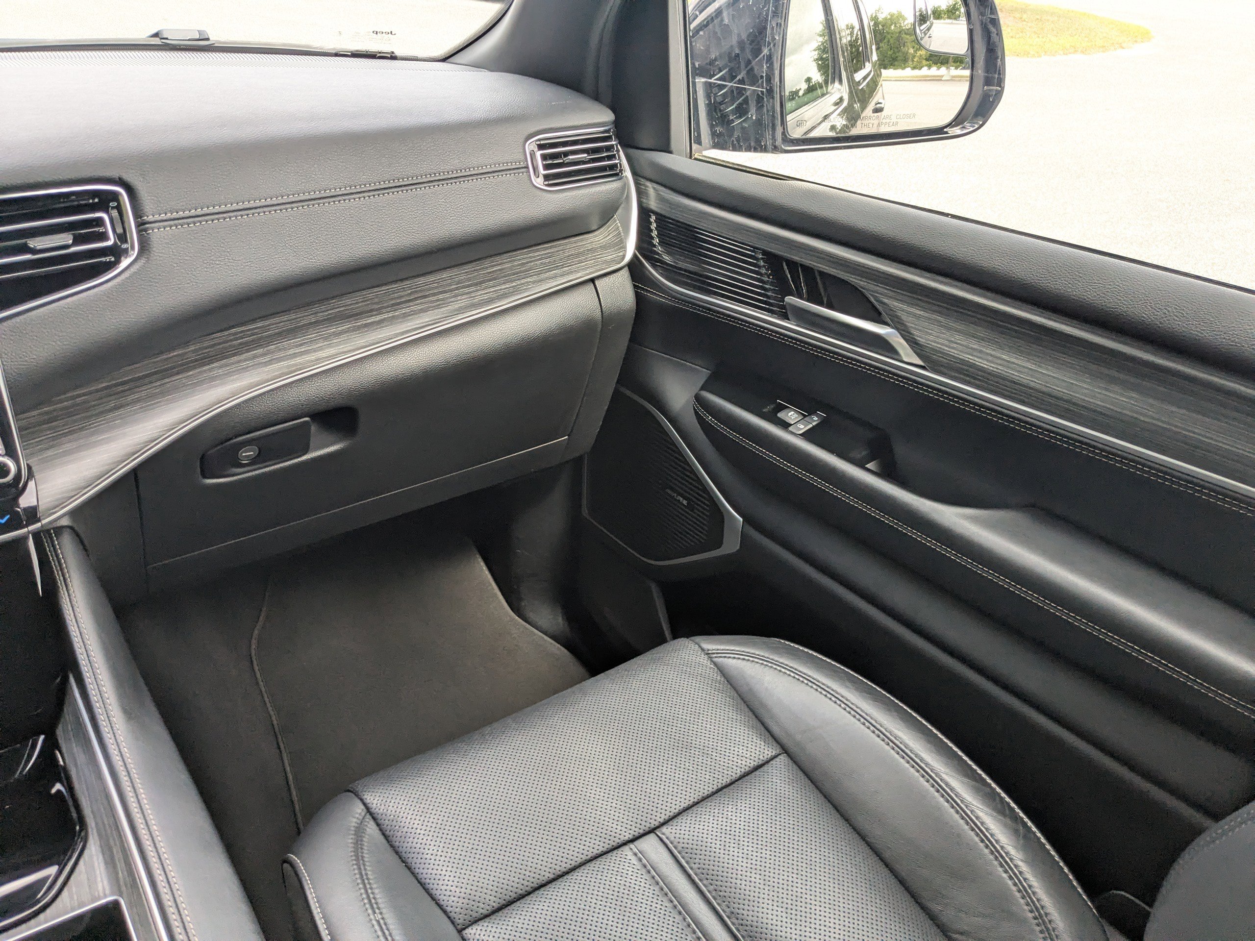 Certified 2024 Jeep Wagoneer L Series II w/ Flexible Seating Group AWD/4WD image 15