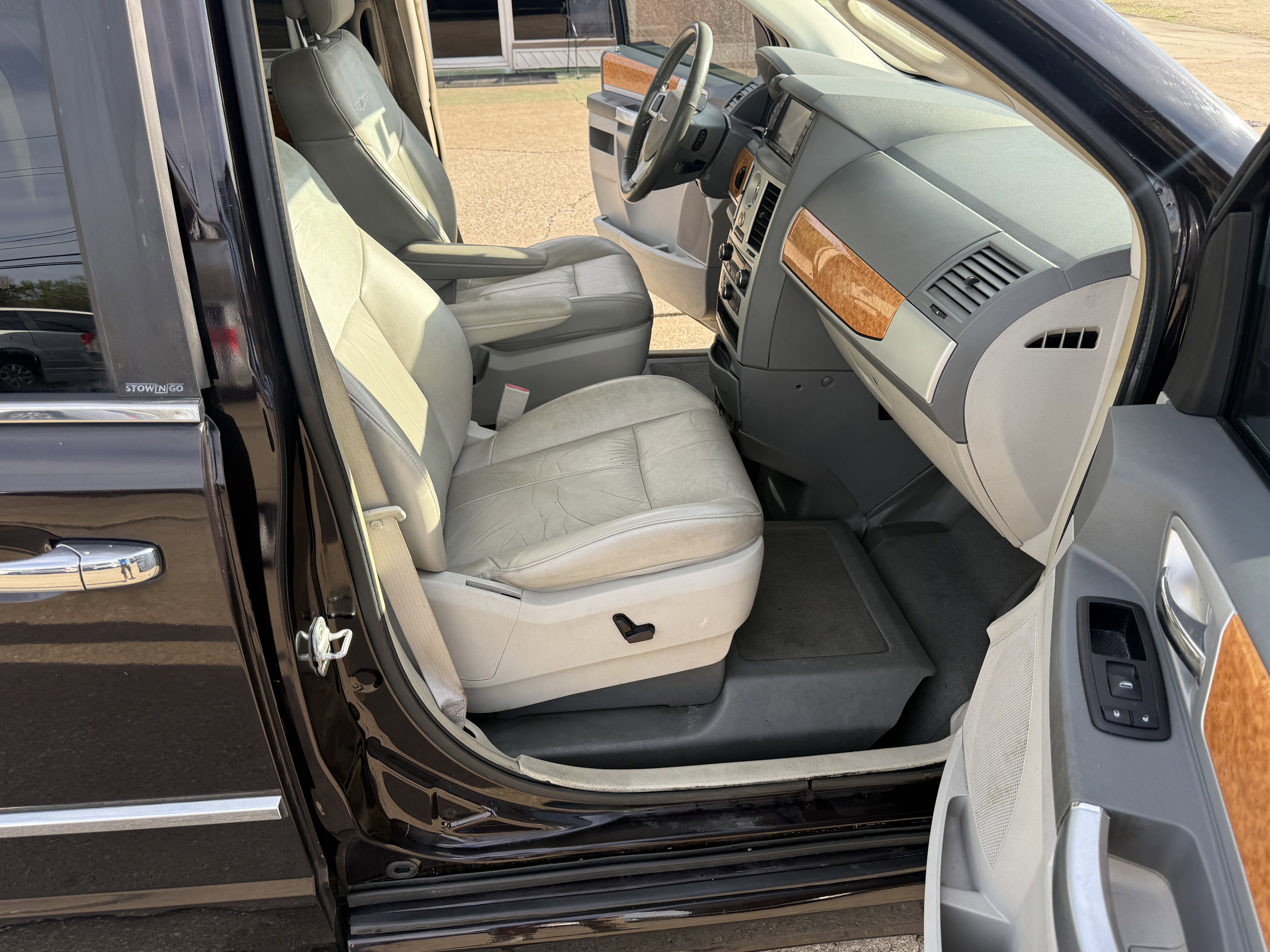 Used 2010 Chrysler Town & Country Limited FWD image 13