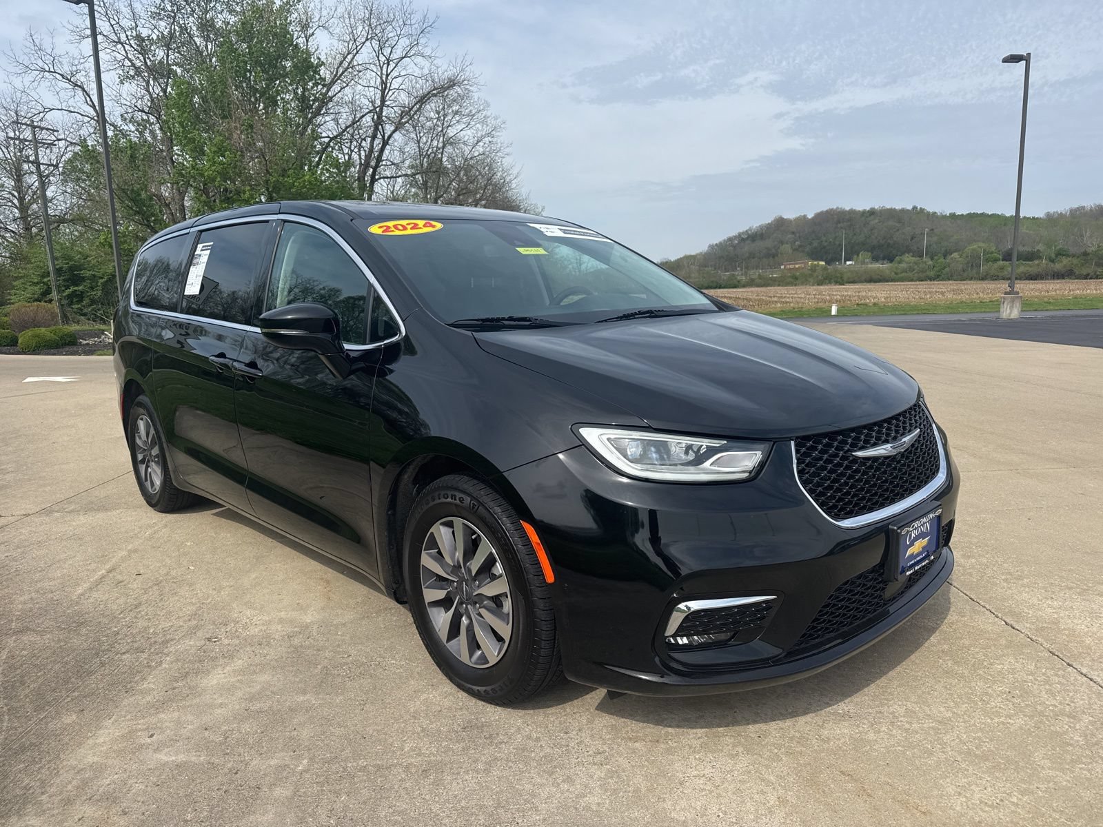 Used 2024 Chrysler Pacifica Limited FWD image 3