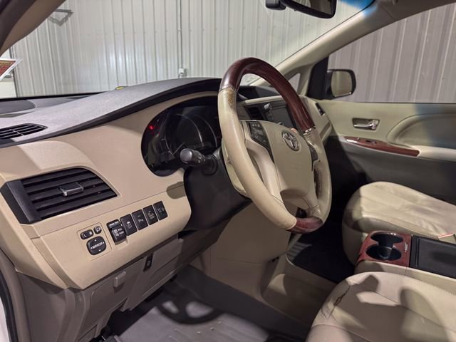 Used 2013 Toyota Sienna Limited w/ Premium Pkg image 13