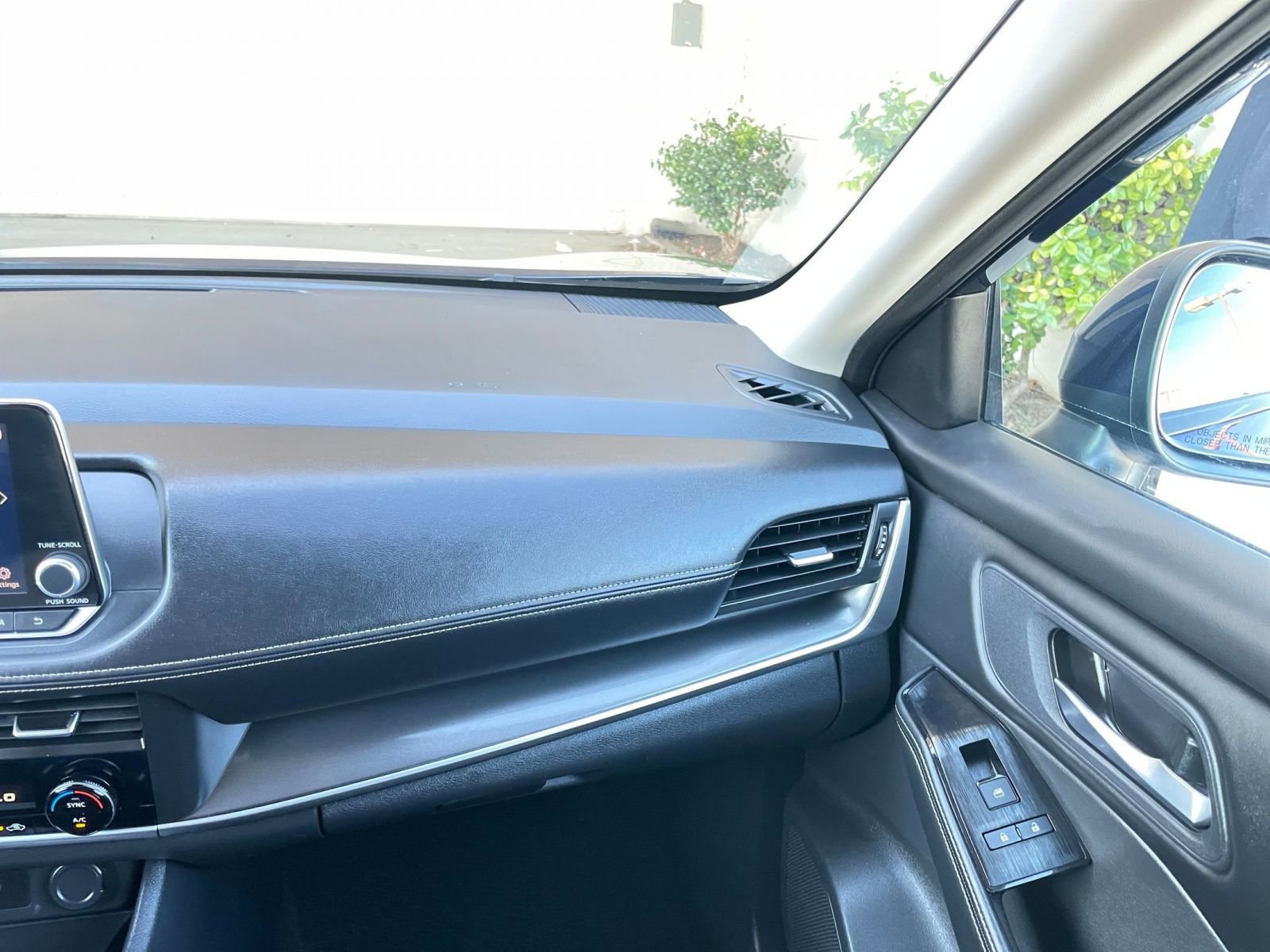 Used 2025 Nissan Rogue SV image 37