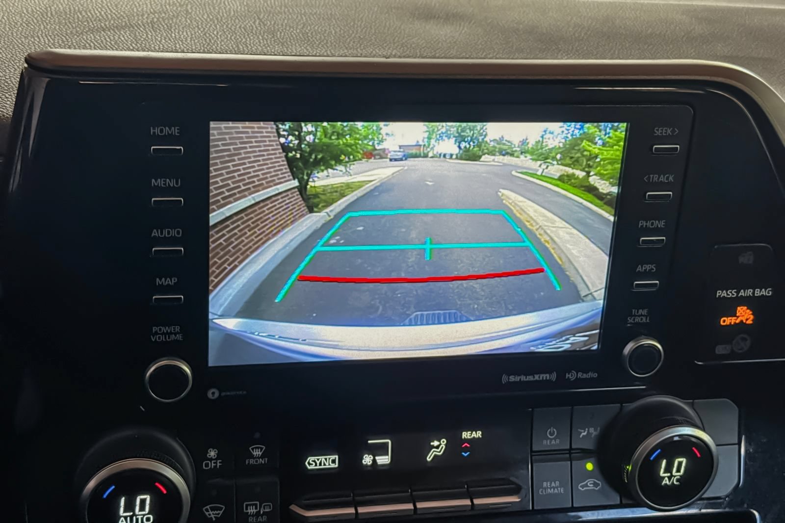 Used 2021 Toyota Highlander LE AWD/4WD image 27