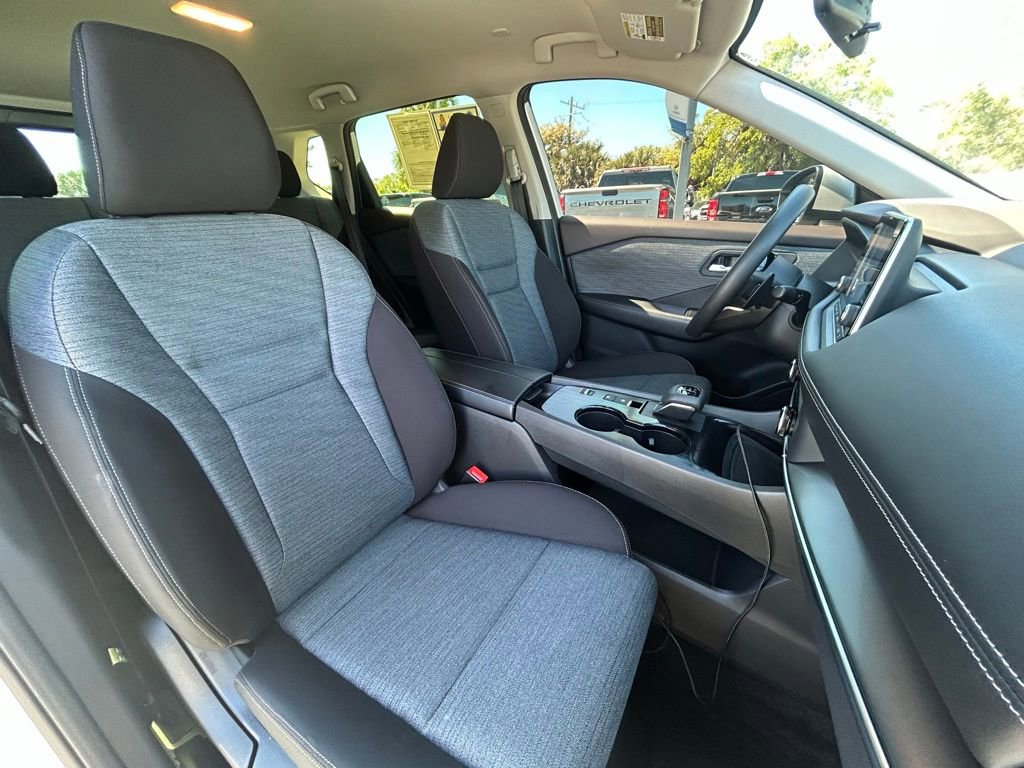 Used 2023 Nissan Rogue SV image 27