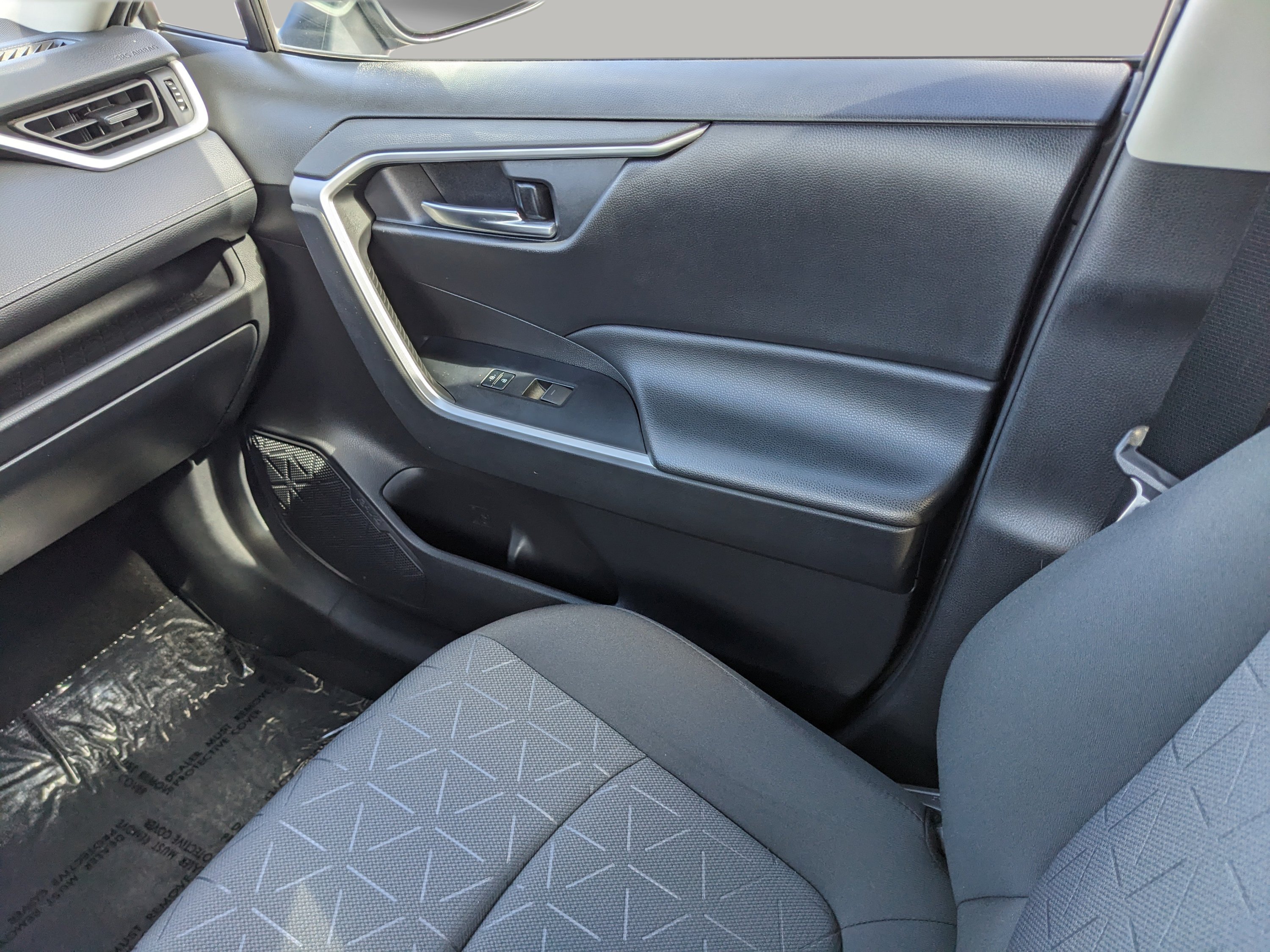 Used 2022 Toyota RAV4 XLE FWD image 16