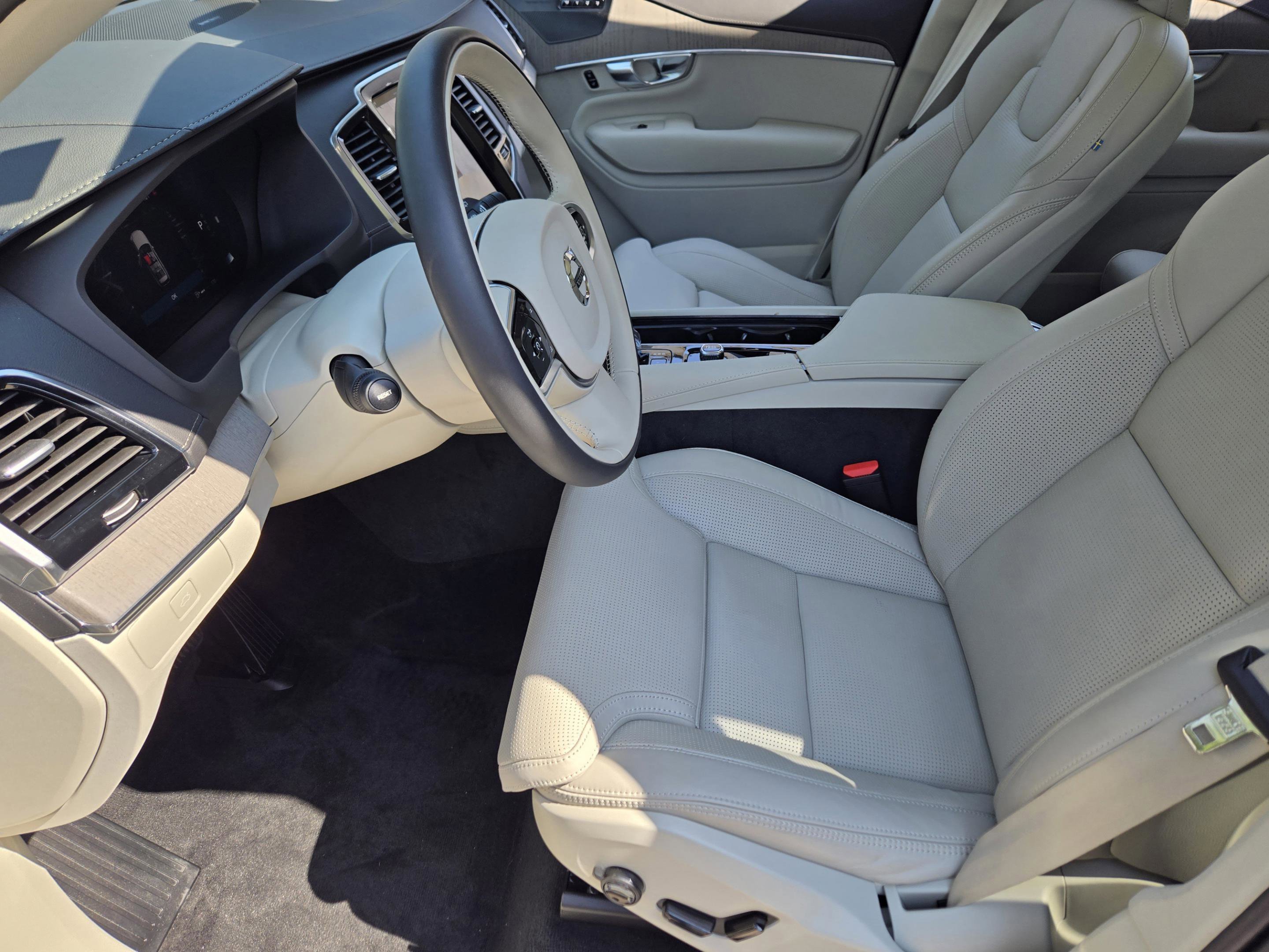 Used 2025 Volvo XC90 B5 Ultra w/ Protection Package Premier image 12