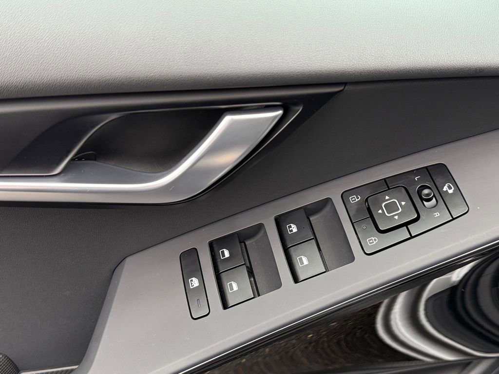 Certified 2025 Kia Niro EX Touring image 11