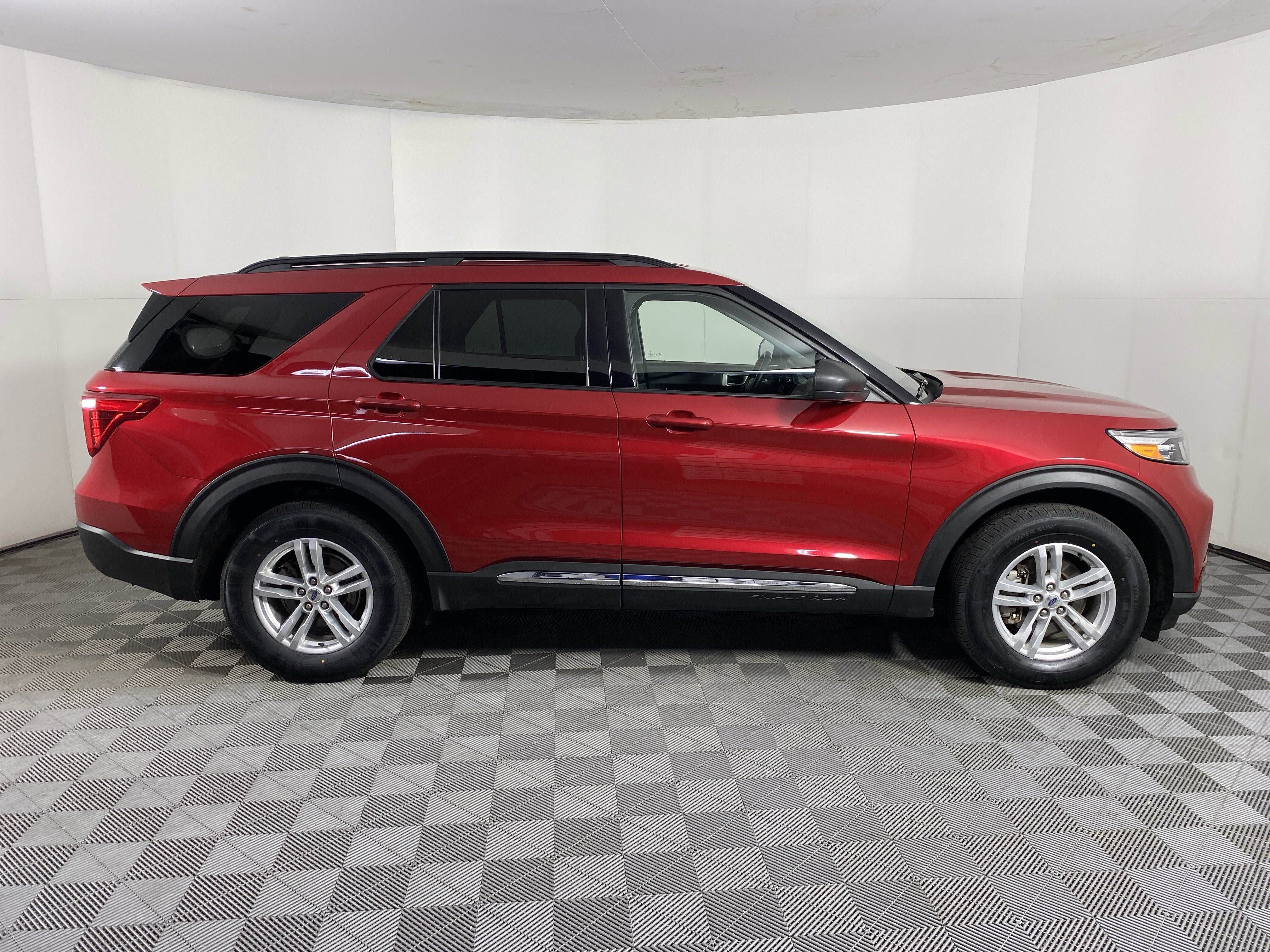 Used 2022 Ford Explorer XLT w/ Equipment Group 202A image 6