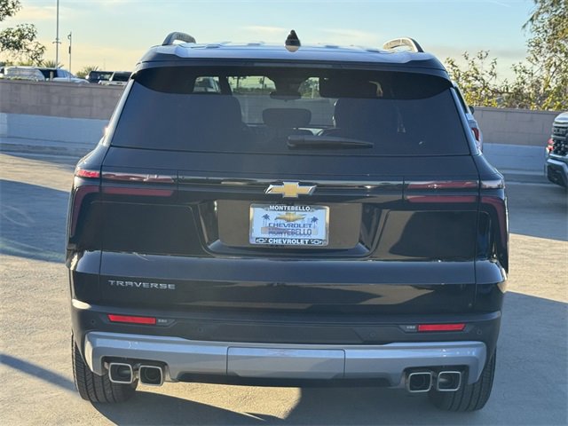 Used 2025 Chevrolet Traverse LT image 3