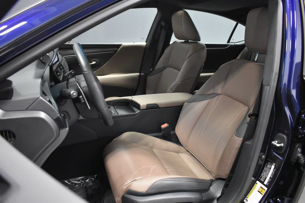 Used 2025 Lexus ES 300h w/ Luxury Package FWD image 5