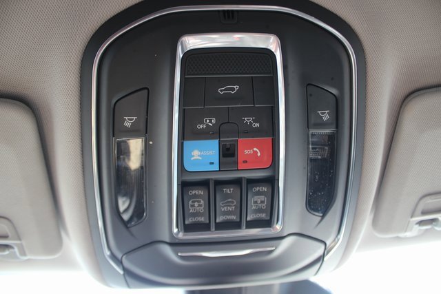 Used 2024 Jeep Grand Cherokee Limited image 10