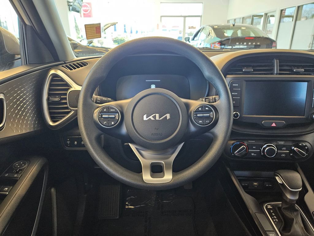 Used 2025 Kia Soul LX w/ LX Technology Package FWD image 17